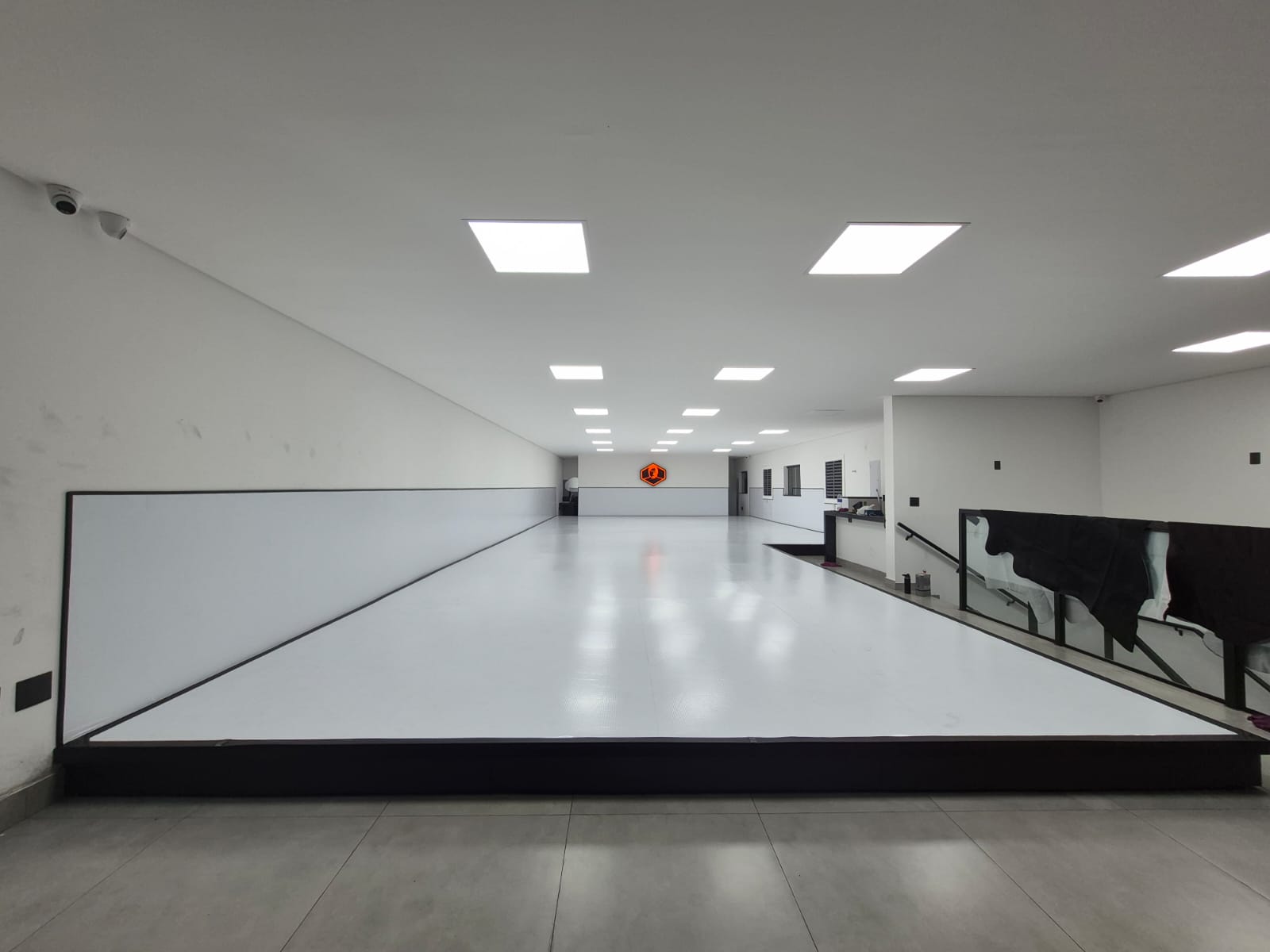 Tatame suspenso panorâmico em academia ampla
